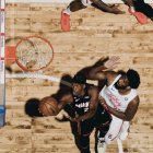 Butler (i) está llamado a brillar con Heat para poder “salvar el año”.