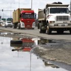 Queja. Ciudadanos piden por el arreglo inmediato de los baches, pues temen que esto genere daños en sus vehículos.
