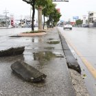 Estos restos de los bordillos están regados en el parterre central de la avenida Juan Tanca Marengo.