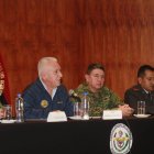 El ministro de Defensa Luis Lara anuncia que el libre porte de armas no está contemplado en ningún instrumento legal ni en el acuerdo ministerial suscrito este viernes 14 de abril.