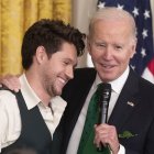 Pistas. Joe Biden conversa con el músico irlandés Niall Horan, en un evento en marzo de 2023.