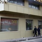 Dos mujeres caminan sin el velo por una de las calles de Teherán