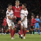 El ´Licha´ tuvo que salir cargado por sus compañeros (en ese partido rivales), Marcos Acuña y Gonzalo Montiel.