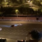 Peligro. En los piques participan automóviles y motos