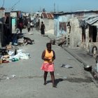 Imagen de archivo de una mujer camina por una calle en el barrio Cité Soleil de Puerto Príncipe (Haití).
