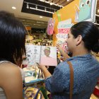 Almacén. Los clientes que prefieren las tiendas miden seguridad, parqueo y comodidad.