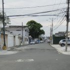 En la intersección de la calles Guayacanes con Acacias es notable el daño sobre la calzada. Hay huecos viales y por las alcantarillas.