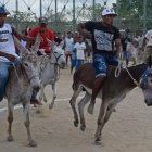 Asistentes participan en el Festival Nacional del Burro, en San Antero, Colombia
