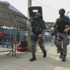 Militares y policías custodian los exteriores y interior de la Penitenciaría del Litoral, tras el enfrentamiento que involucró a presos de los pabellones 3, 5, 8 y 9 y que se inició a primeras horas de la tarde y se prolongó hasta entrada la noche del pasado viernes, hoy en Guayaquil (Ecuador).