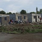 Varios trabajadores de la construcción edifican casas en un barrio de Managua (Nicaragua), en una fotografía de archivo.