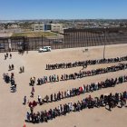 México. Centenares de migrantes hacen filas para conseguir espacios en los pocos albergues existentes.
