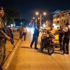 Militarización. En el estado de excepción se establece a las Fuerzas Armadas apoyar en los controles, especialmente en horarios nocturnos y de la madrugada.