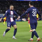 Kylian Mbappe celebra con Messi el gol que lo mete en la historia del PSG