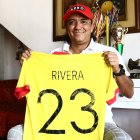 Rivera en la sala de su casa junto con la que fuera su camiseta en Barcelona.