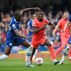 London (United Kingdom), 15/04/2023.- Brighton"s Moises Caicedo (C) vies for the ball with Chelsea"s Denis Zakaria (L) during the English Premier League soccer match between Chelsea and Brighton and Hove Albion at Stamford Bridge in London, Britain, 15 April 2023. (Reino Unido, Londres) EFE/EPA/ANDY RAIN EDITORIAL USE ONLY. No use with unauthorized audio, video, data, fixture lists, club/league logos or "live" services. Online in-match use limited to 120 images, no video emulation. No use in betting, games or single club/league/player publications