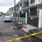 El poste y los cables quedaron en el suelo