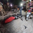 Prayagraj (India), 15/04/2023.- Government officials and police investigate the crime scene where India"s former MP Atiq Ahmed was killed along with his brother, at the MLN Medical College premises in Prayagraj (Allahabad), India, late 15 April 2023 (issued 16 April 2023). Jailed former politician Atiq Ahmed and his brother were shot dead on 15 April while talking to reporters on live TV on their way to a medical check-up. Ahmed died two days after his son Asad was killed during an encounter with the Uttar Pradesh Special Task Force (STF) in connection to a murder case. EFE/EPA/PRABHAT KUMAR VERMA