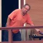 El actor luce muy descuidado en su aspecto y ha preferido recluirse en su mansión.