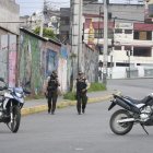 Dos sujetos le habrían dicho al guardia del sitio que no muevan el vehículo porque tenía explosivos.