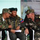 - IIván Mordisco comandante general de la disidencia de las FARC, habla con otros comandantes , en la Casa Roja, en Caquetá (Colombia).