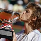 Andrey festejó hasta las lágrimas tras derrotar a  Rune por 5-7, 6-2 y 7-5, luego de dos horas y 36 minutos de juego.