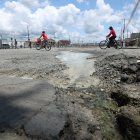 Villa Bonita. Así permanece la vía de ingreso aledaña a Mi Lote. El bache es de casi 3 metros o más.