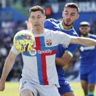 El delantero polaco del Barcelona Robert Lewandiwski (primer término) y el defensa del Getafe Juan Iglesias durante el partido de LaLiga.