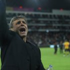 Fabián Bustos celebró hasta las lágrimas la victoria de Barcelona ante Liga en Casa Blanca.