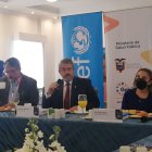 El ministro de Salud Pública, José Ruales Estupiñán, en rueda de prensa.