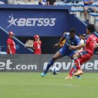Emelec consiguió una falta penal sobre Alejandro Cabeza.