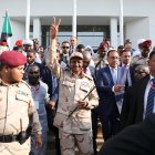 El líder paramilitar sudanés Mohamed Hamdan Dagalo (centro).