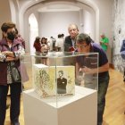 Grabados y objetos intervenidos relacionados a ocho cuentos del lojano llenan la sala.