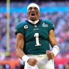 El contrato del pasador Jalen Hurts supera al de Deshaun Watson por 230 millones.