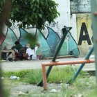 En el parque Los bichos, ubicado en la cooperativa Santiaguito Roldós (sur), hay más de 50 jóvenes y adultos que pasan día y noche consumiendo droga. Al lado de este hay dos escuelas fiscales.