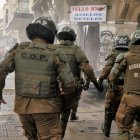 Imagen de archivo de un grupo de carabineros se enfrentan a unos manifestantes en el centro de Santiago de Chile (Chile).