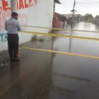 Personal del Cuerpo de Bomberos señaliza algunas zonas inundadas para evitar el paso de las personas y posibles accidentes