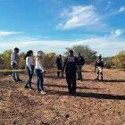 Integrantes del grupo de Madres Buscadoras, acompañadas de Policías y Peritos de la Fiscalía General de Justicia, recorren una fosa en el municipio de Hermosillo, estado de Sonora (México). Imagen de archivo.