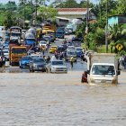 Daños. En menos de dos horas, el crecimiento del río Blanco cubrió parte de la vía E 20 en el cantón Quinindé.