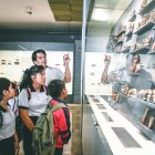 Un grupo de niños recorre una de las muestras permanentes en el MAAC.