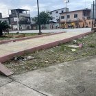 El parque. Permanece con desechos en el suelo, le falta color y áreas verdes.