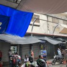 Hecho. Los comerciantes colocaron, con sus propios recursos, plásticos para cubrirse del sol y las lluvias.