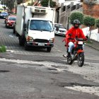 Deterioro. Entre la av. de Las Palmeras y Los Madroños se evidencia el desnivel que existe en la calzada.
