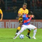 Claudio Aquino (d) de Cerro disputa un balón con Segundo Portocarrero.