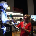 Interacciones entre robots y periodistas cada vez más cercanas.