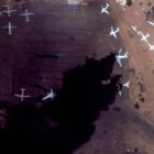 Una imagen satelital proporcionada por Maxar Technologies muestra un avión de transporte Il-76 en llamas en el Aeropuerto Internacional de Jartum, en Jartum, Sudán, el 16 de abril de 2023.