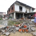 Una mujer contempla y reclama por el estado de su casa después de un mes
