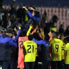El entrenador Diego Martínez fue lanzado al aire por parte de los jugadores durante las celebraciones por la clasificación.