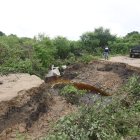 1. Vías rotas. Con la carretera cortada, es imposible que las camionetas logren realizar los viajes completos.