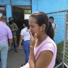 Una mujer se muestra preocupada en los exteriores de la Penitenciaría de Guayaquil.