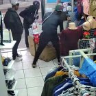 Atraco. La semana pasada se produjo un robo en el barrio La Roldós, norte de Quito. De tres asaltantes, un hombre indicó el arma a la cámara de seguridad. Se llevaron mercadería del local.